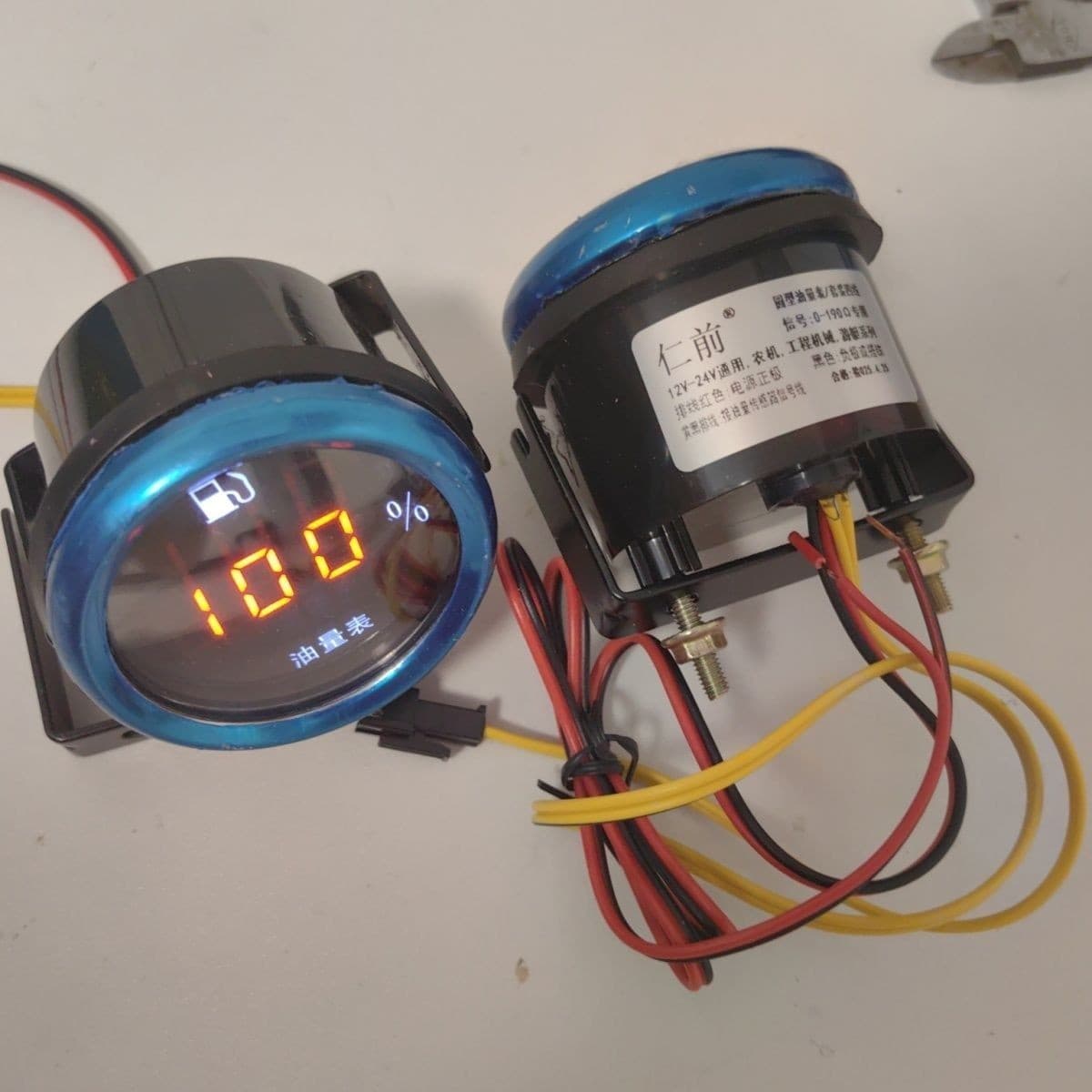 Cross-border automobile 12/24V universal round digital display fuel gauge round 52MM electronic digital flashing alarm meter