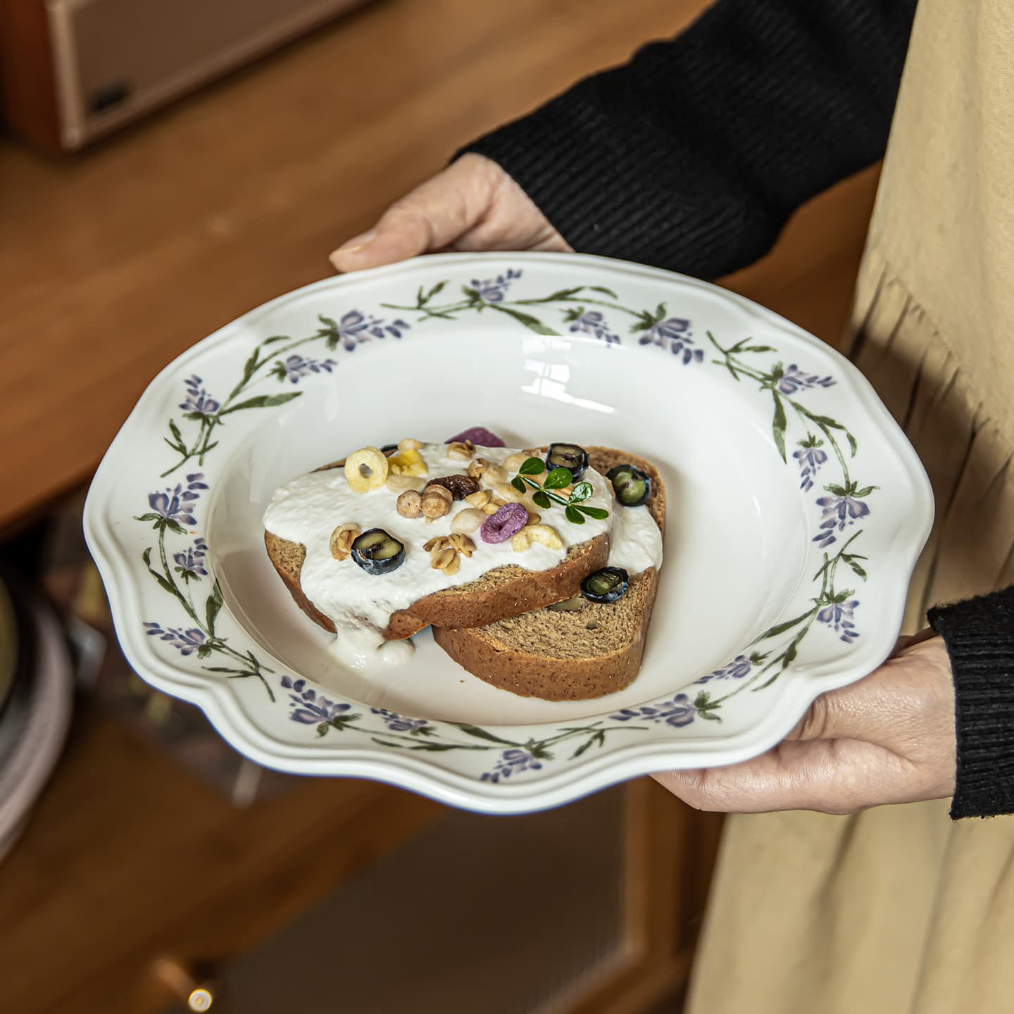Elegant Ceramic Dinner Plate for Home Use, French-Style Premium Fruit Salad Plate for B&B and Hotel Decoration