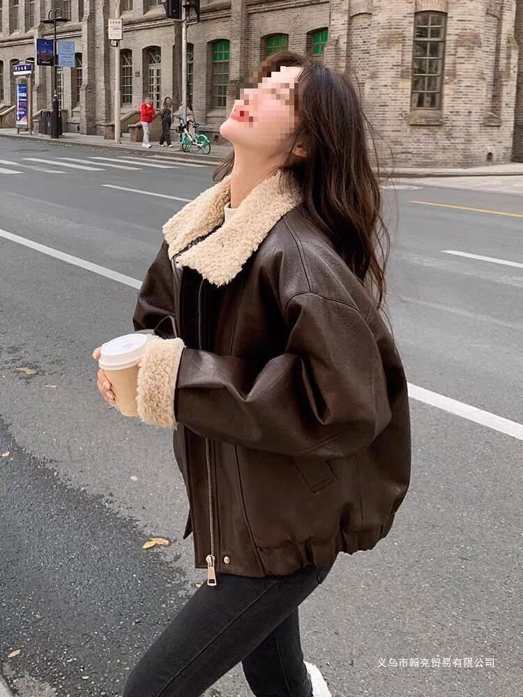 American retro brown motorcycle leather jacket for women, winter thickened fleece lining, new style, lamb wool patchwork, warm and loose fit.