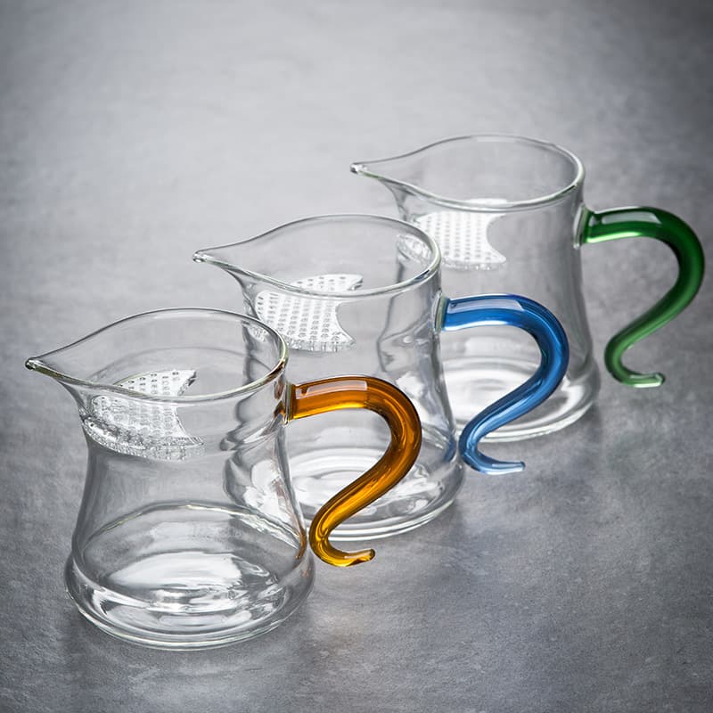 Colored Handle Glass Fairness Cup with Built-in Integrated Crescent Filter, Transparent Glass Kungfu Tea Sea Divider and Tea Bowl