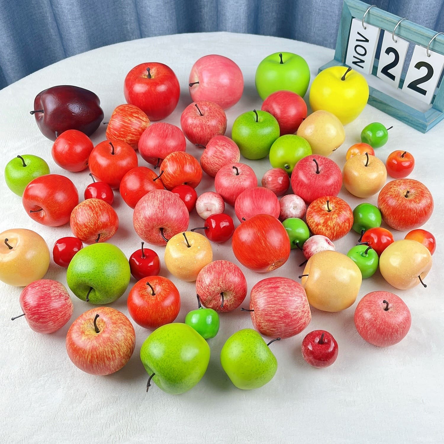 Factory direct wholesale of fake fruits and vegetables, including realistic apple models (red, green, and yellow) for home decoration.