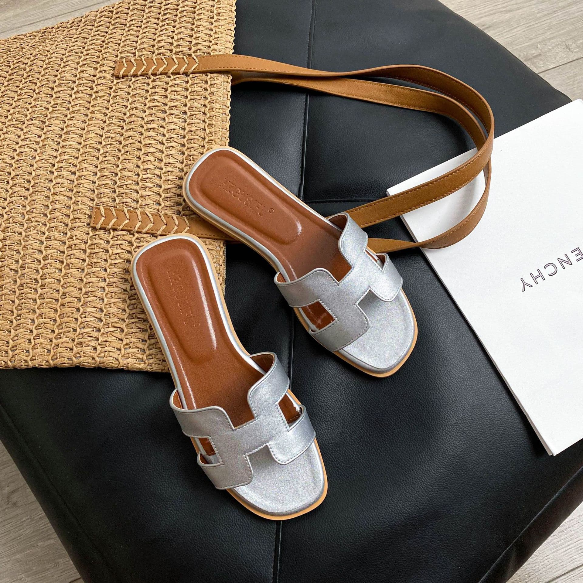 2026 New Style Ins Fashion Spring Summer Versatile Sandals Flat Beach Flip Flops for Women Outdoor