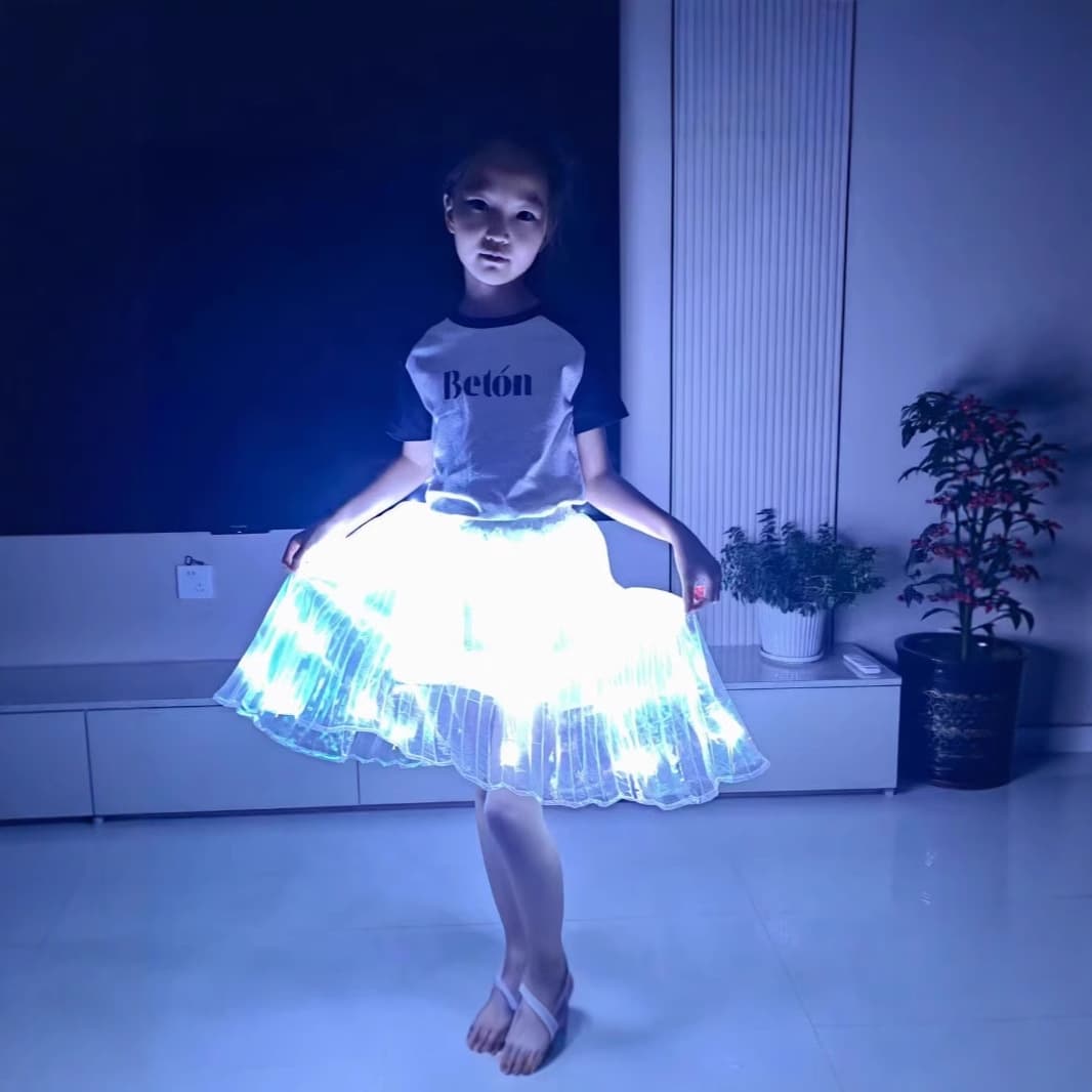 Children's LED light-up skirt, white rechargeable pleated skirt, stage costume/prop, belly dance performance attire.
