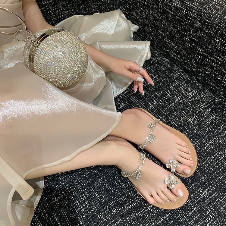 In stock and ships instantly! Wang Xiaodu same style one-strap rhinestone toe-loop slippers for women, new summer flat sandals for outdoor wear