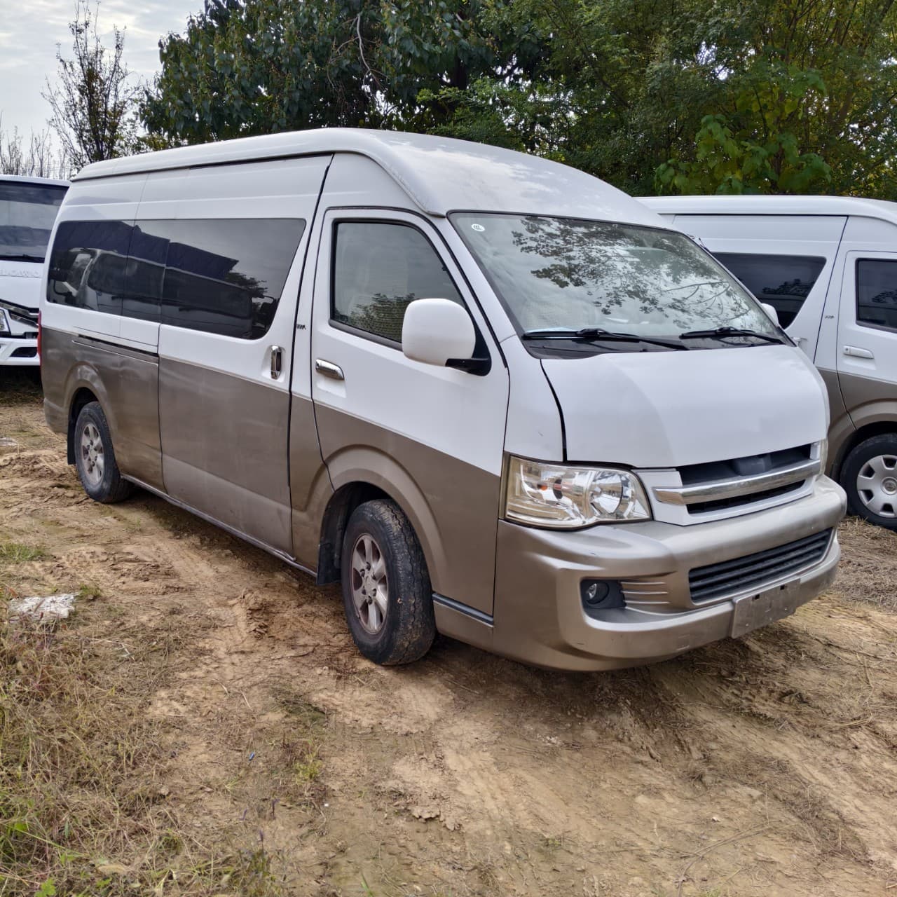 Overseas export Toyota Hiace 14-seat minibus, genuine leather seats, 23-seat Toyota Coaster midibus
