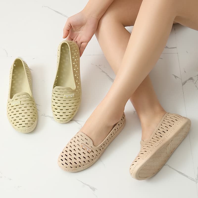 White Mesh Thick-Soled Sandals for Nurses, Soft Sole Mother Shoes, Comfortable Flat Clogs, Walking Shoes