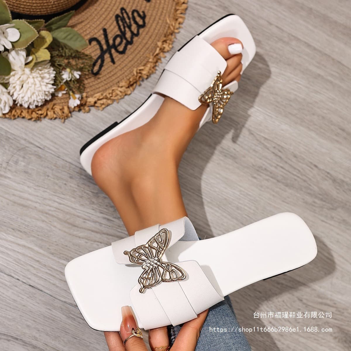 Cross-border Large Size Casual Flat Slippers for Women 2026 New Style Metal Buckle Fashion Outdoor One-strap Beach Shoes White