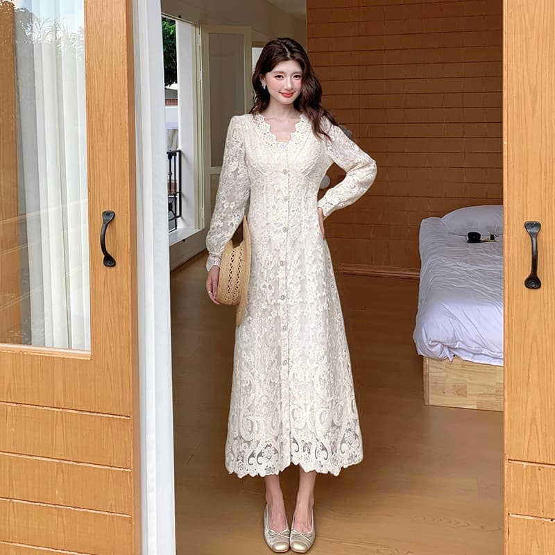 French lace long-sleeved dress for women. Gentle and Kochi wear in autumn. The long skirt is elegant and looks like a wealthy daughter.