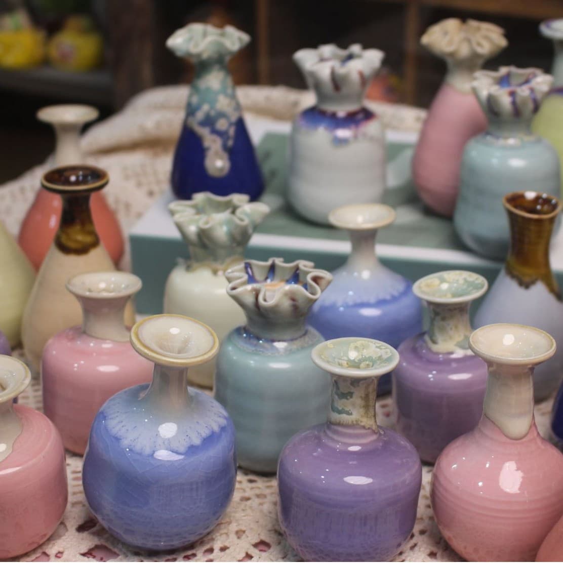 Instagram-style ceramic vase desktop ornament, small vase for growing money plants, Jingdezhen handmade ceramic blind box.