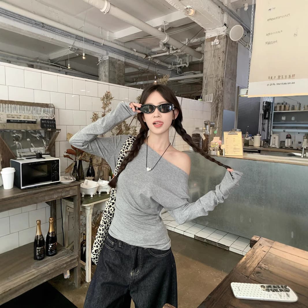 Designed sweet hottie off-shoulder long-sleeved T-shirt women's 2025 early autumn slim slimming bottoming inner student top