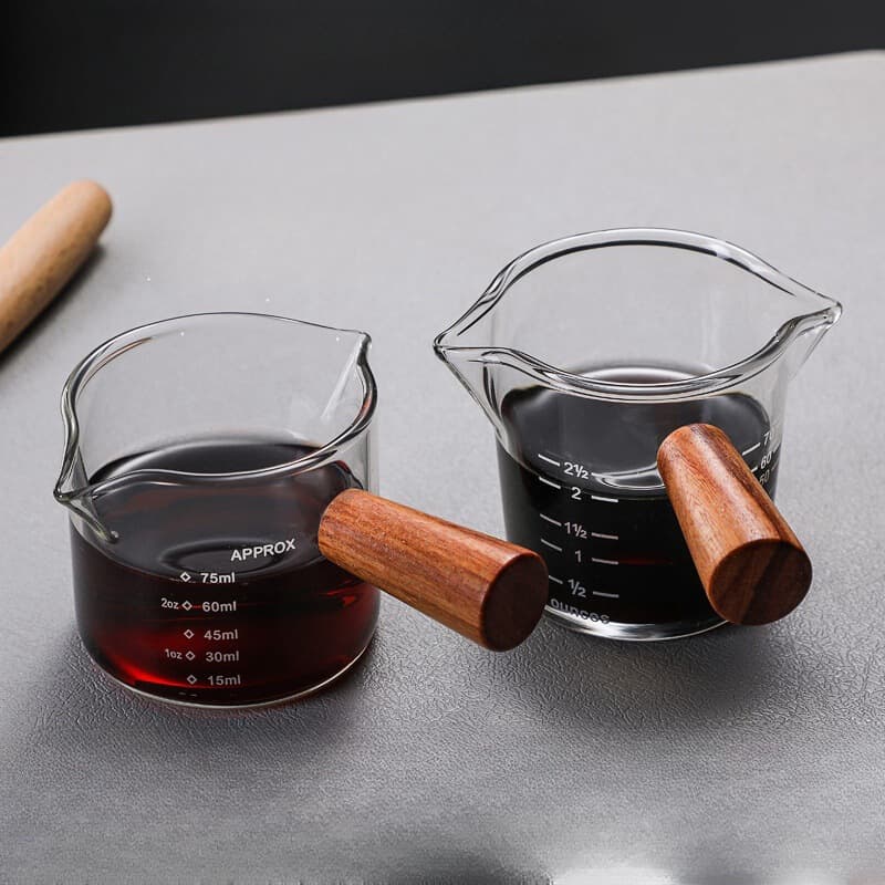 High borosilicate glass cup with wooden handle and measuring scale; simple household condiment/coffee cup; mini milk jug.