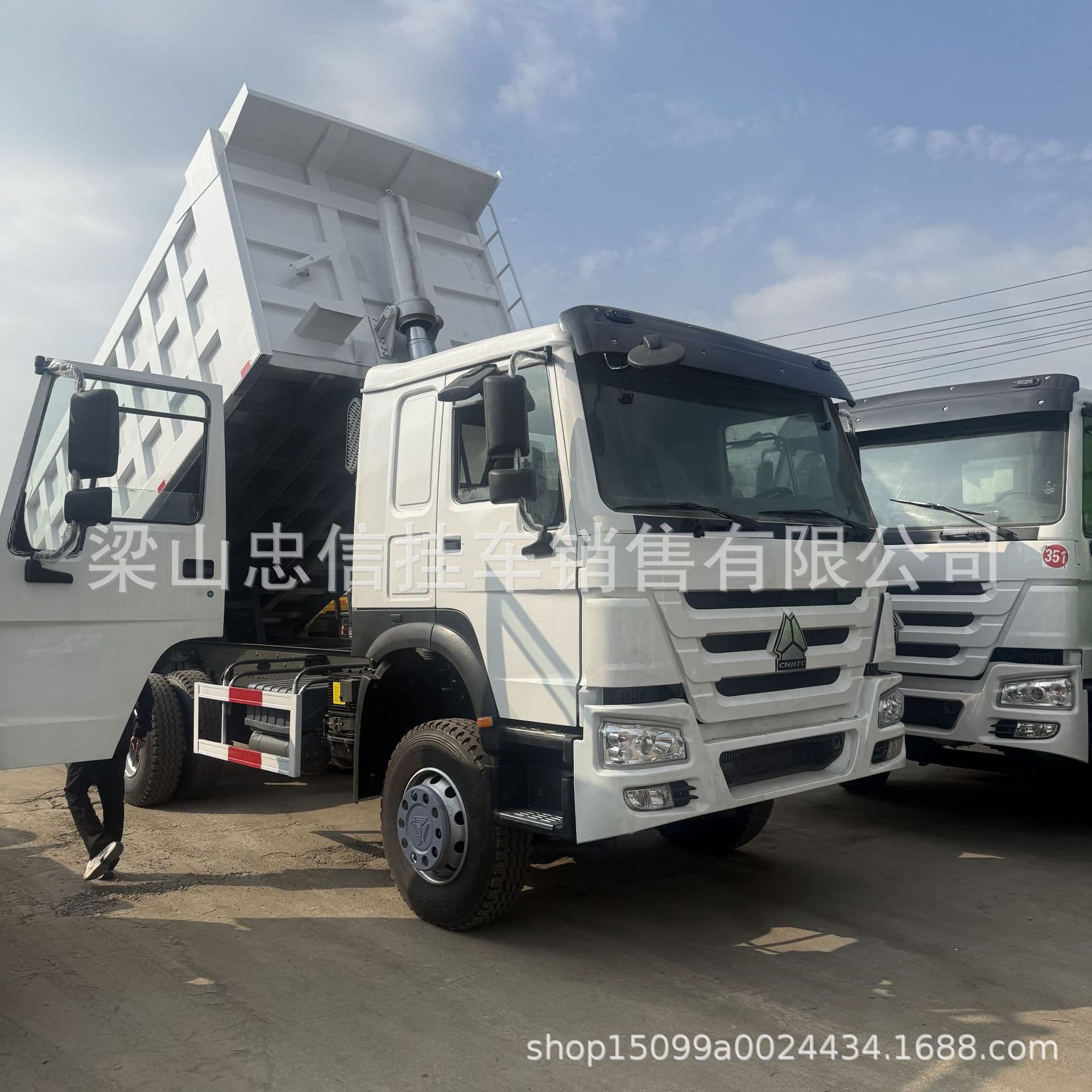 Cross-border light truck HOWO tipper truck dual-axle debris transport vehicle 375 hp sand and gravel dump truck heavy-duty