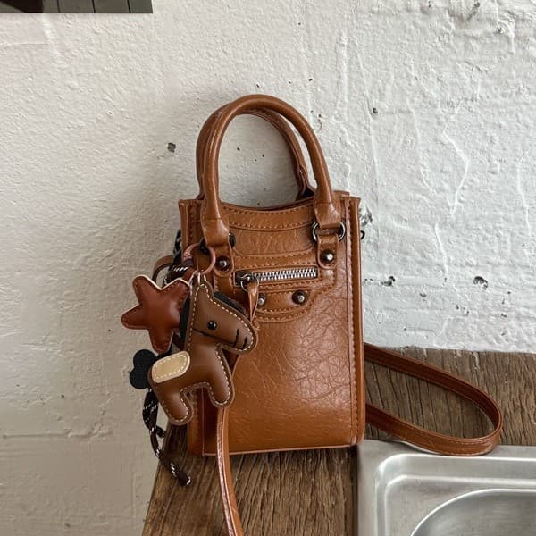 2026 Trendy Paris Rivet Motorcycle Bag Hot Girl Bag High-end Large Capacity Versatile Shoulder Crossbody Handheld Women's Bag