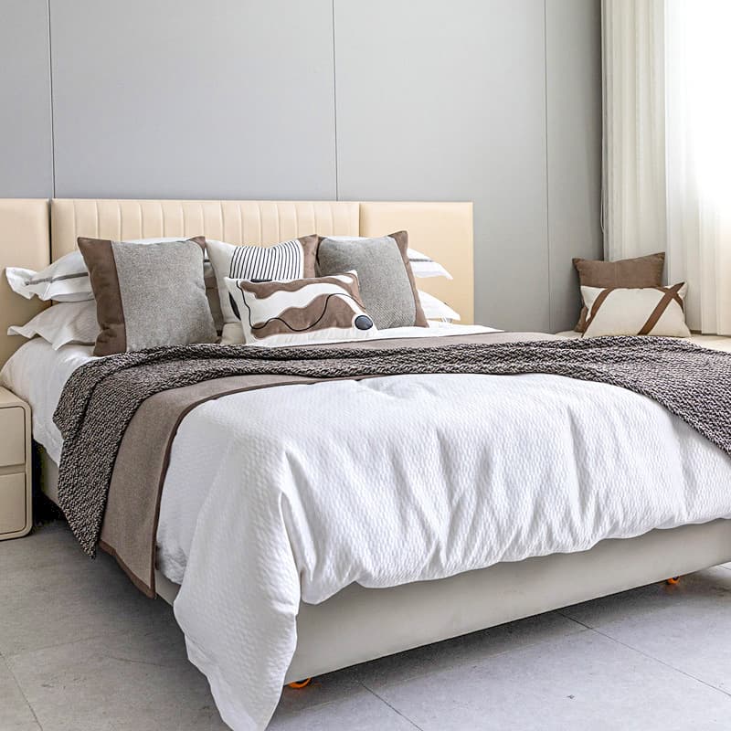 Beige and brown bedding sets, multi-piece modern light luxury hotel showrooms, guesthouses, blankets, bed runners, and cushions.