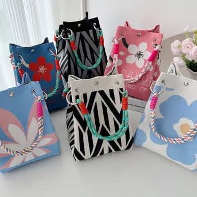 Cross-border niche design bag for women, versatile knitted floral shoulder bag, woven tote bag, street style handbag