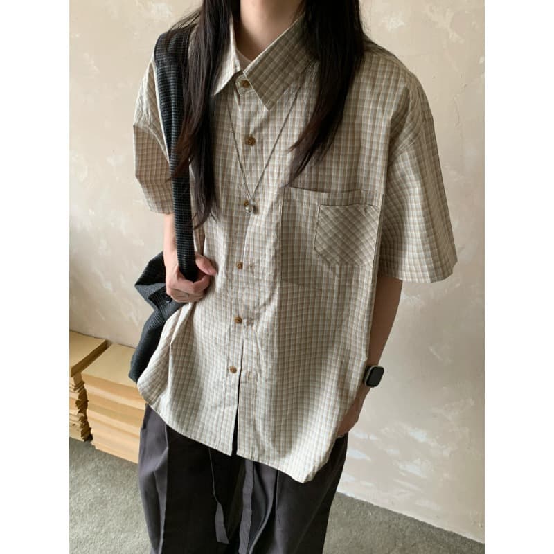A Little Yang Japanese Retro Plaid Lapel Pocket Shirt for Men and Women, Loose Youthful Short Sleeve Versatile Top
