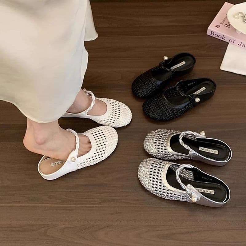 High-value silver French-style closed-toe slippers for women, 2025 new summer style, trendy woven hollow-out breathable design.