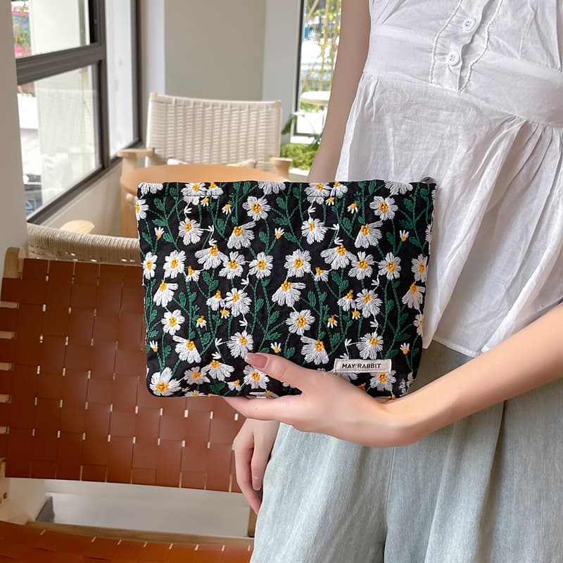 This delicate embroidered daisy flower makeup bag has a high-end retro style, perfect for Instagram users. It's a large-capacity storage bag.