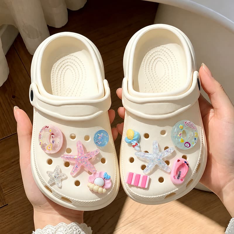 Children's Croc Shoes Girls Cute Cartoon Summer Outerwear Beach Lightweight Anti-Slip Middle and Large Children's Student Sandals Summer