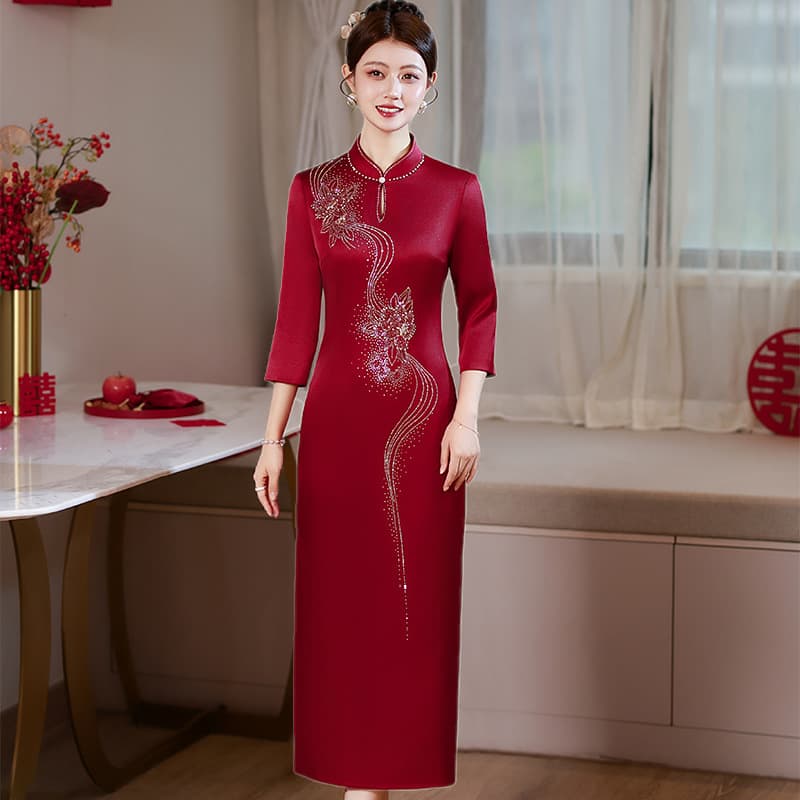 Elegant wedding dress for mothers-in-law, featuring a faux vinegar finish, youthful and sophisticated, perfect for a slimming cheongsam or banquet gown.