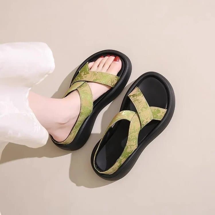 New Summer Sandals for Dresses and Slippers, Thick Sole Beach Style, Fashion Chinese Embroidery One-Strap Roman Sandals