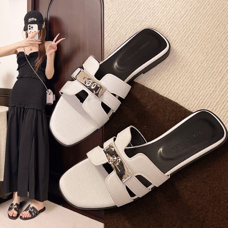 2025 New French Silver Small Lock Toe-Open Slides Sheepskin Texture Vacation Sandals