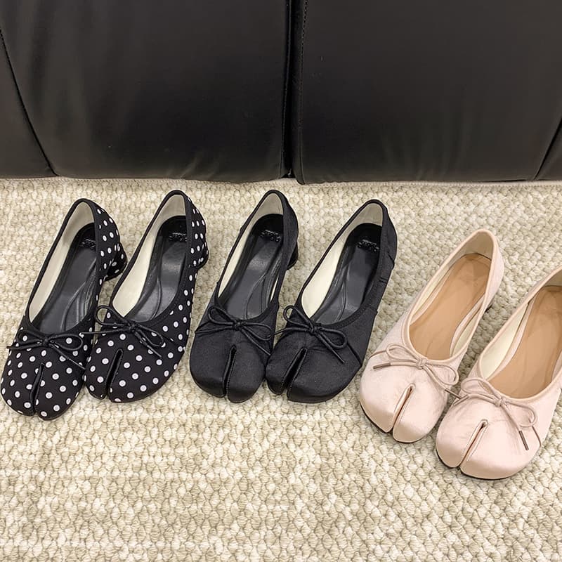 H5 Women's Shoes Meibo and Rose 2026 Spring/Summer New Polka Dot Satin Shallow Mouth Flat Ballet Split-Toe Shoes