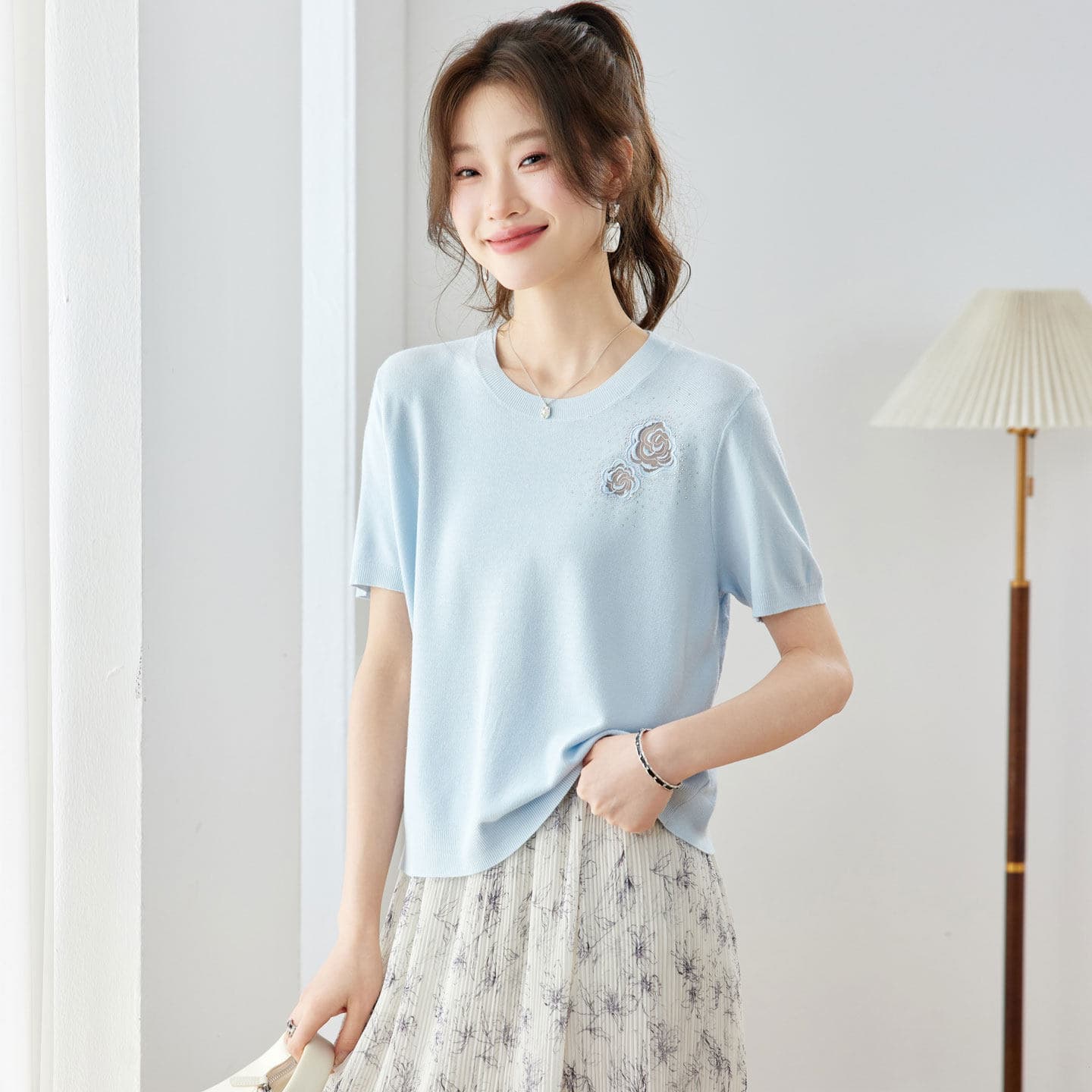 French-Style Embroidered Knit Short-Sleeve T-Shirt for Women, Summer Thin Slim-Fit Top That Covers the Belly, Stylish Young Women's T-Shirt