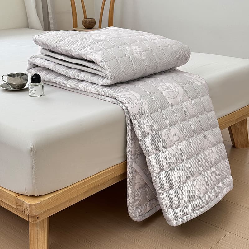 2025 New Style Cotton-filled Mattress Pad, Protective Mattress, Random Patterns