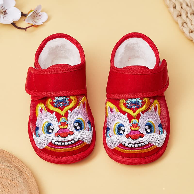 Baby shoes with layered soles and tiger head design, perfect for toddlers and boys. Also includes embroidered soft-soled cotton shoes for first birthday celebrations.