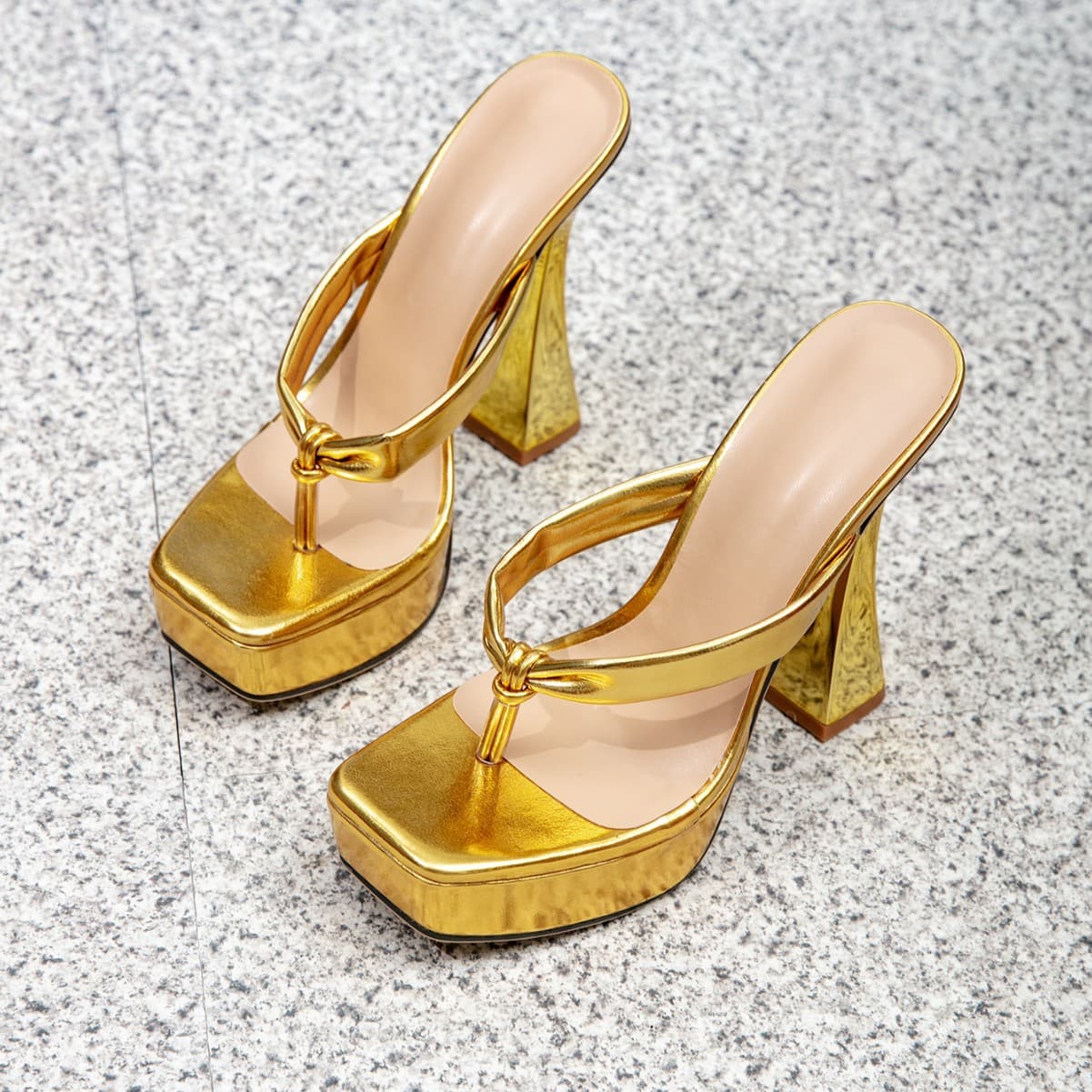 New summer open-toe sandals with sexy gold chunky heels, fashionable high heels, waterproof platform, model style.
