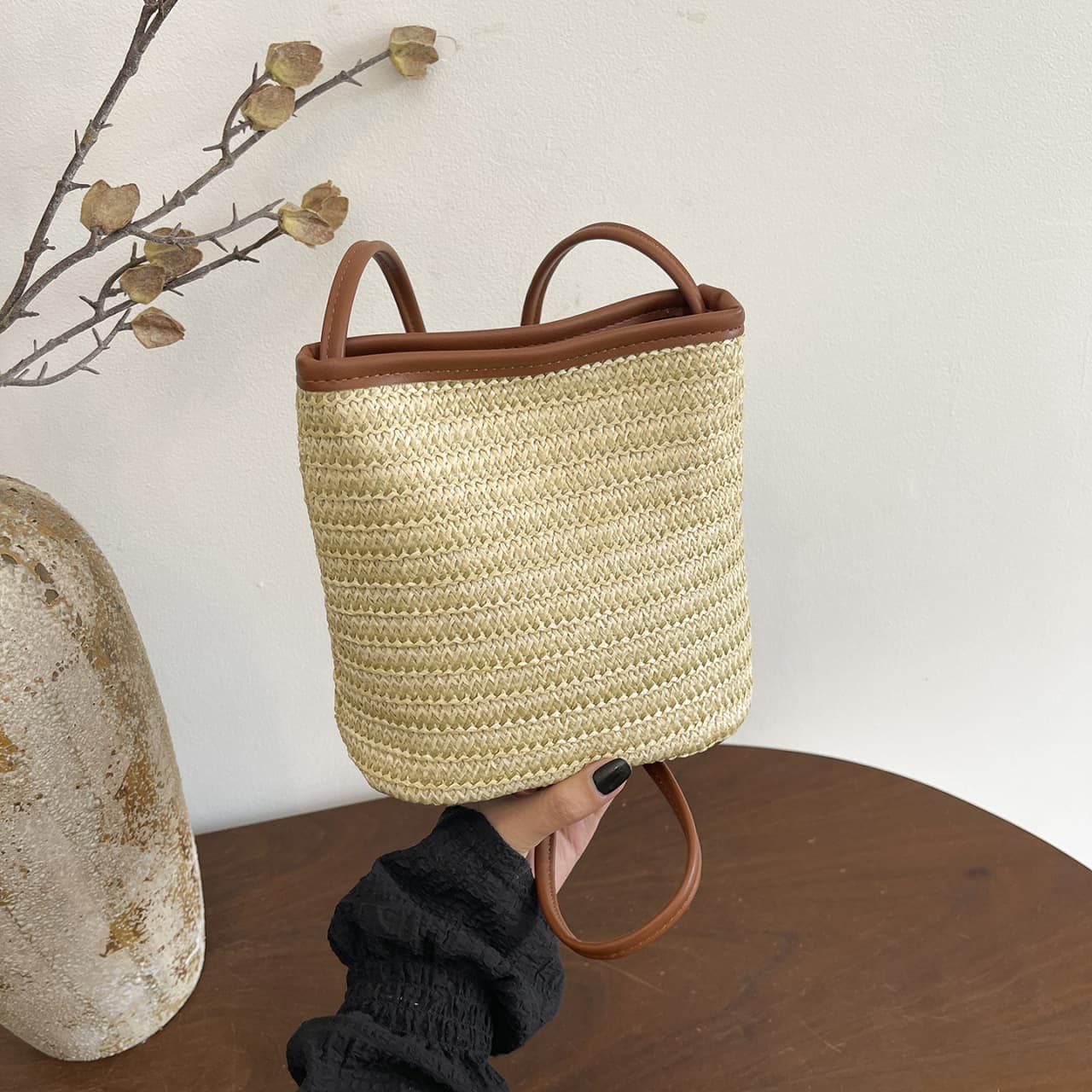 2026 New Colorful Woven Bag Versatile Beach Striped Phone Crossbody Bag Simple Fashion Single Shoulder Bucket Bag for Women