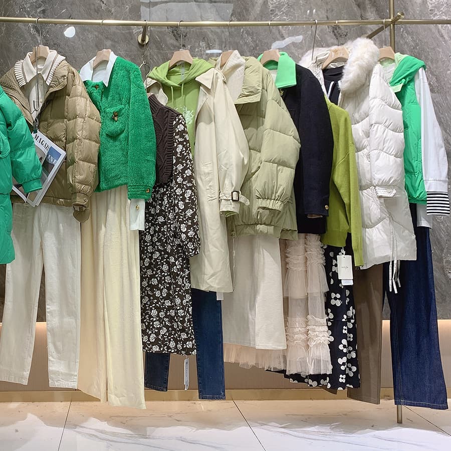 Discounted women's clothing, down jackets, and other brand-name items available for wholesale, including clearance sales from physical stores.