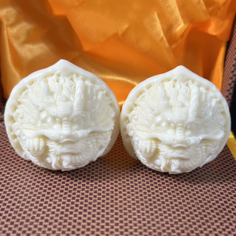 Ivory Fruit Carving Official Hat Lion Head Faucet Walnut Hand Piece 4.7*4.4*4.5cm Plate to Play Handball