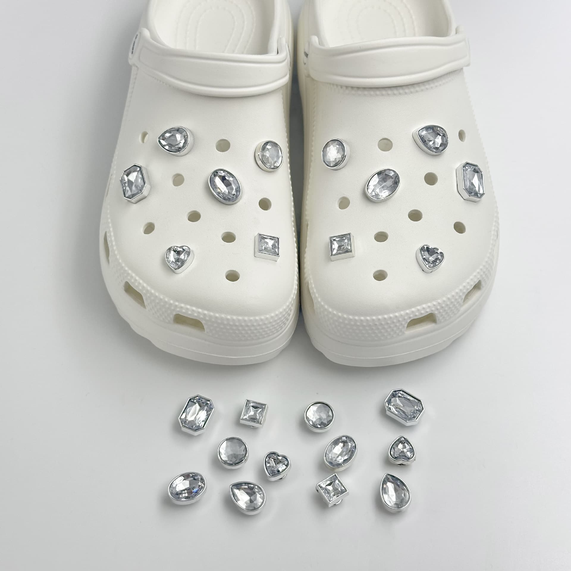 Clogs with diamond-patterned buckles, decorative buckles for shoes and hats, integrated shoe ornaments.