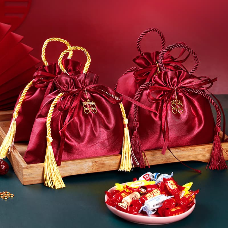 Creative and elegant hand-held wedding candy bags in velvet, suitable for weddings and as return gifts.