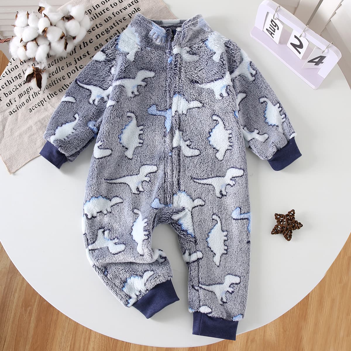 Autumn and winter baby boys all-over dinosaur print pattern baby plush zipper jumpsuit, comfortable and warm for babies