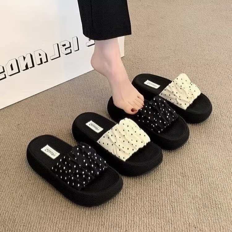 Vintage French Thick Sole Flip Flops for Women 2026 New Summer Outdoor Anti-Slip Stylish Sandals for Dresses