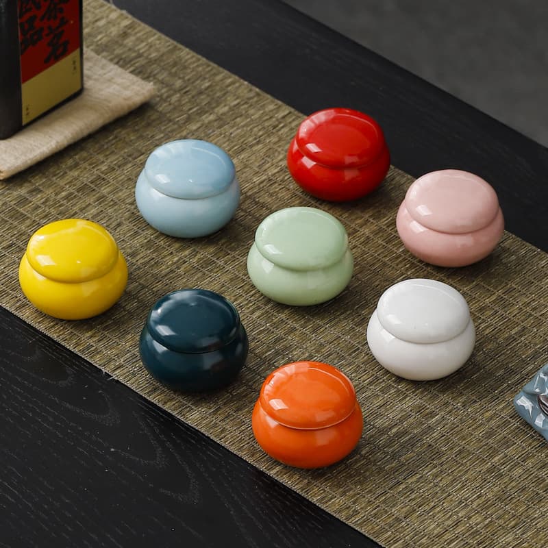 Small retro ceramic jars for lipstick, rouge boxes, mini sealed containers for powder, ointment, and storage with lids.