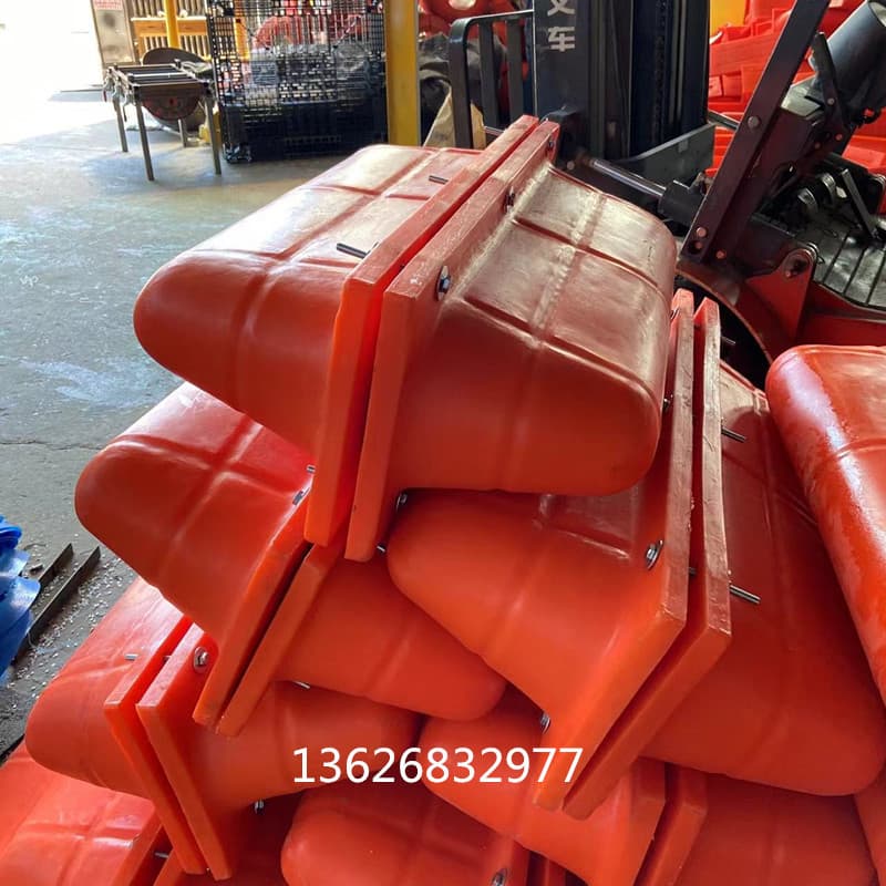 External oil containment boom buoy, floating barrier for pollution containment, combined oil cloth buoy, oil-absorbing adhesive clamp float.