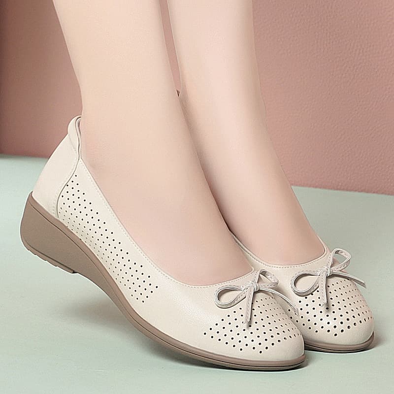 Spring Genuine Leather Soft-Soled Mom Shoes, Hollow Breathable Single Shoes, Middle-Aged and Elderly Women's Sandals, Small Leather Shoes, Closed-Toe Perforated Shoes