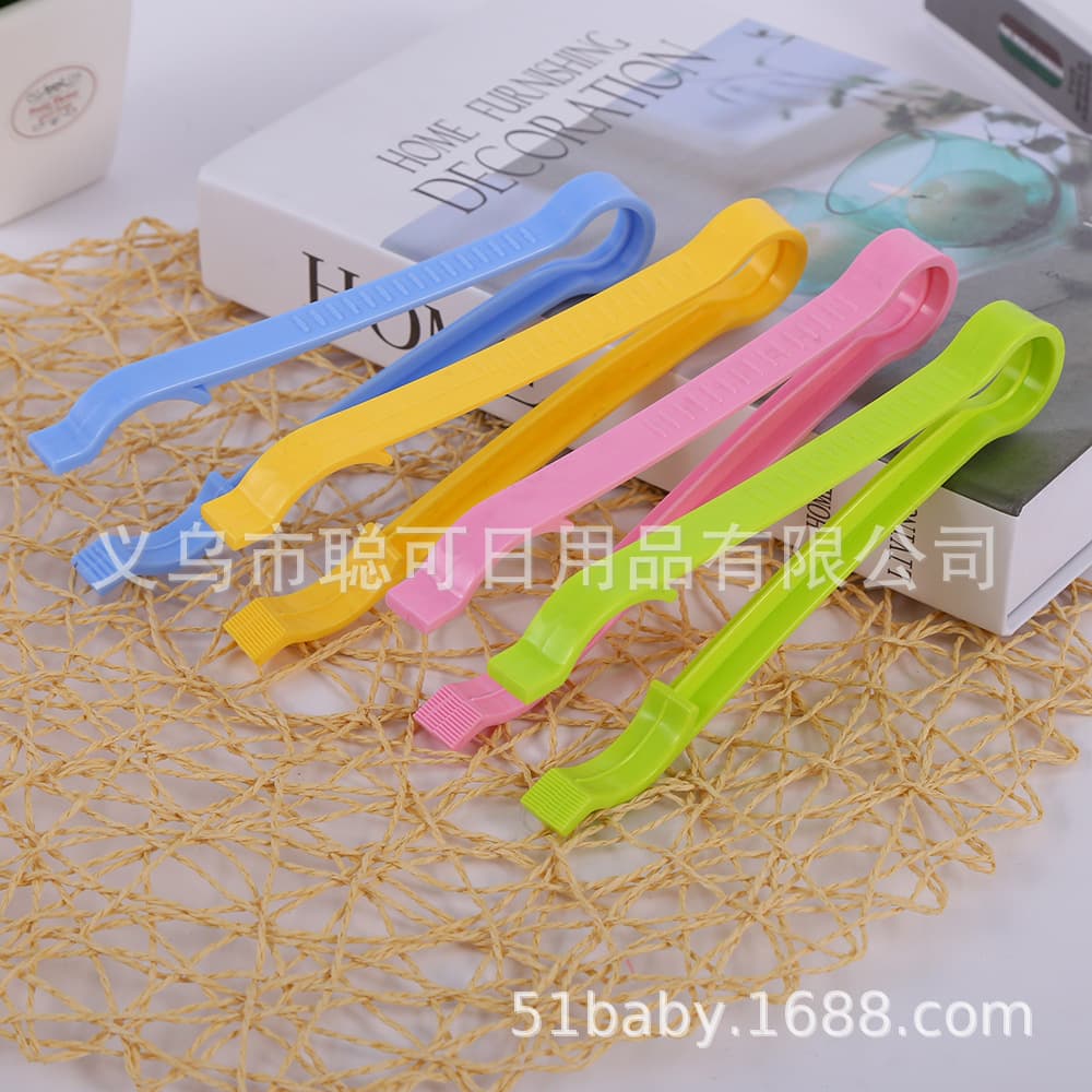 Wholesale baby products: PP baby bottle clips, multi-functional small bottle clips and nipple clips, factory direct sales.