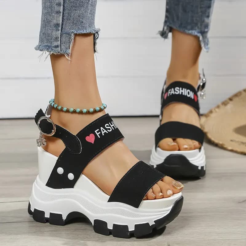 Fashionable women's flat shoes, sandals, and casual shoes