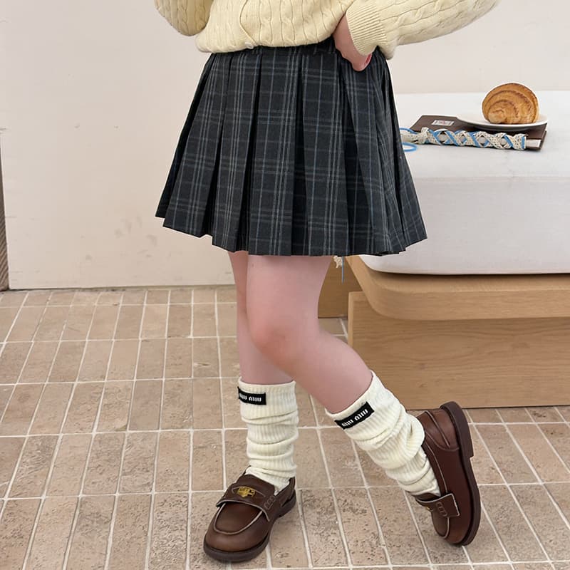 Ai Mo Bei Bei girls' baby sweet short skirt, children's Korean style cute drape pleated skirt, woolen check half skirt.
