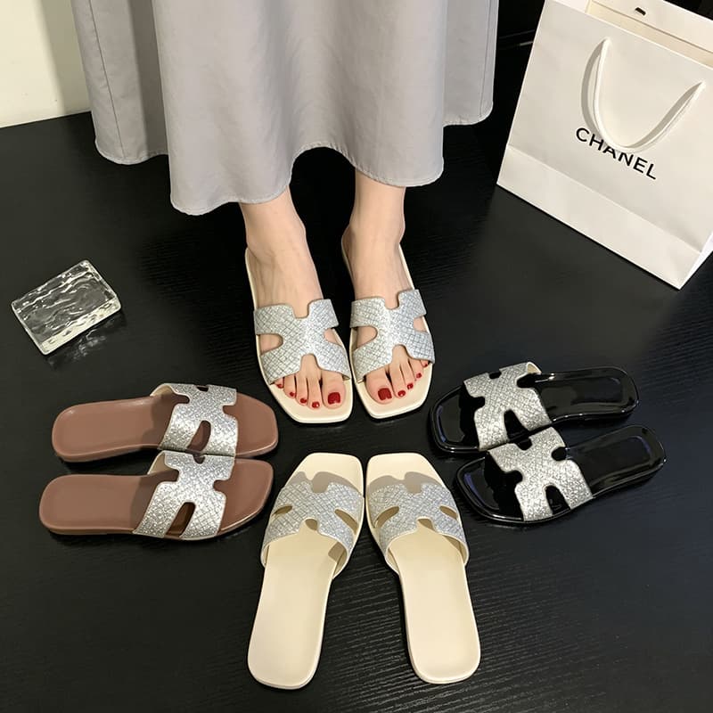 Stunning Toe-Loop Slippers Women Summer Outdoor 2026 New French Style High-End Sandals for Dresses H-Type Sandals