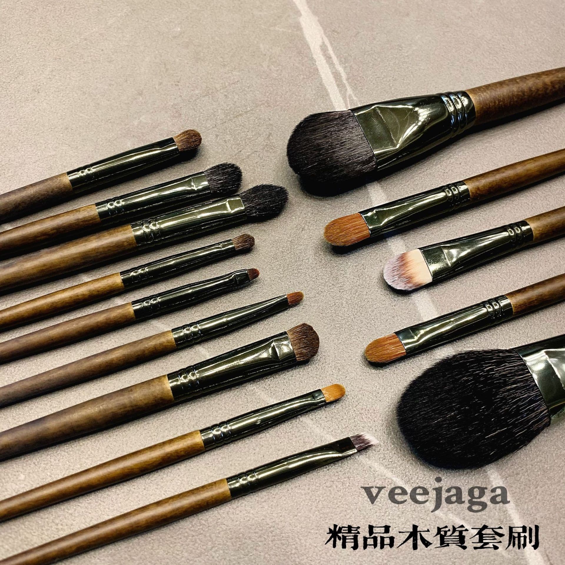 VEEJAGA Makeup Brush Set with 14 Brushes, Eyeshadow Brush, Foundation Brush, Blush Brush, Exclusive for Makeup Artists
