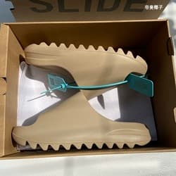 Yeezy Coffee-Colored Slide Sandals with a Soft Cushioning Feel, Outdoor Non-Slip Sandals for Men, Trendy and Lightweight