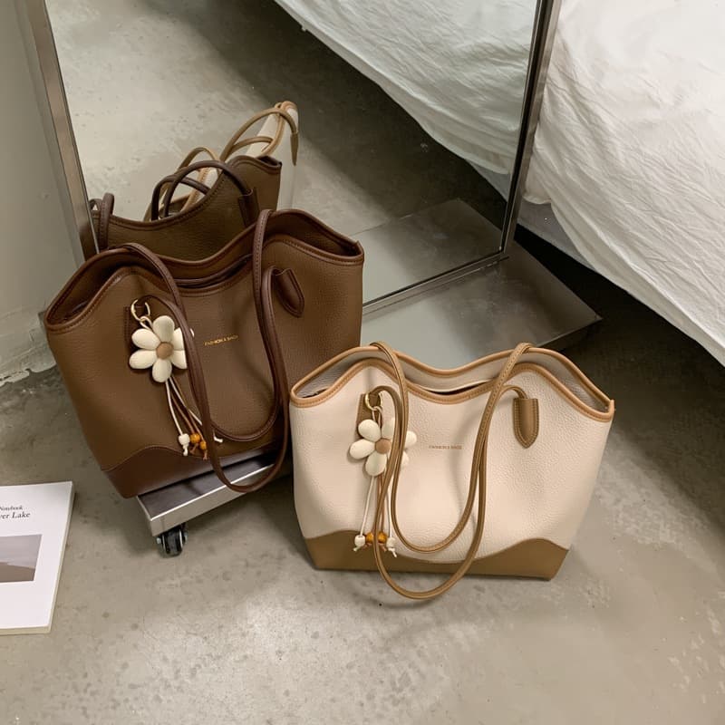 Textured Leather Color-Block Large Tote Bag for Women 2026 New Large Capacity Stylish Shoulder Bag Commuter Tote