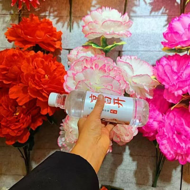 Chrysanthemums of various sizes, five-headed and seven-headed, for Qingming Festival; kapok flowers for sweeping the curtain; hand-held bouquets; Qingming artificial bouquets.