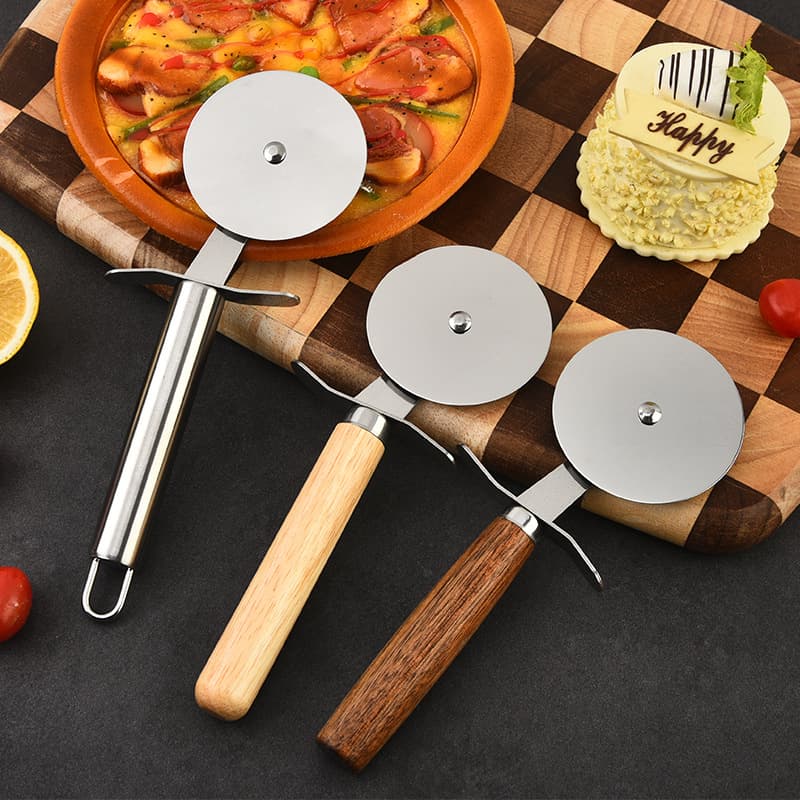 Factory Stock Stainless Steel Pizza Cutter with Wooden Handle, Pizza Wheel Knife, Pizza Cutting Tool, Thin Crust Pizza Slicer